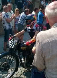 Jízda na historických motocyklech na Dominikánském náměstí v Brně