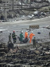 V čínském přístavu, kde došlo k mohutné explozi, pokračují záchranné práce