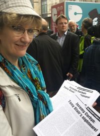 Evelyn McDonaldová, která kolemjdoucím rozdává letáky s názvem &#039;Proč je Corbyn noční můrou Tonyho Blaira&#039;
