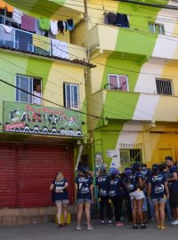 Brazilci nabarvili chudinskou čtvrť. Pomáhal i trojnásobný grandslamový vítěz