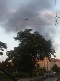 Stoupající dým z požáru ve Vysočanech byl vidět z mnoha míst hlavního města