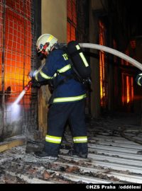 Požár ve skladu textilu v tovární hale v pražských Vysočanech