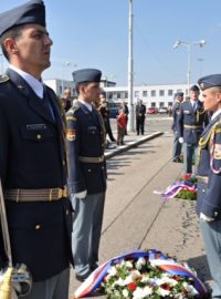 Nový památník československým letcům z RAF odhalili na letišti v Ruzyni