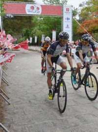 Cyklisty vítaly v dojezdu 4. etapy Tour do Rio hlavně děti