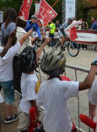 Děti z cyklistického kroužku vesnické školy Albino Teixeira da Rocha zdraví cyklisty v dojezdu etapy závodu Tour do Rio
