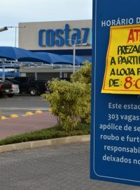 Krize dopadla i na hypermarket v Itaboraí - v pátek odpoledne je poloprázdný a omezuje otevírací dobu