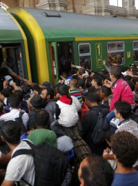 Dálkové vlaky z Česka do Maďarska končí nově na hranicích se Slovenskem