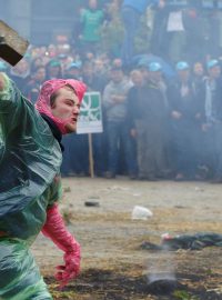 Několik tisíc zemědělců protestuje v Bruselu kvůli nízkým výkupním cenám mléka