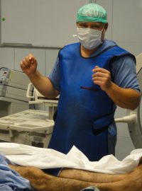 Chirurg Jaromír Freiwald při práci