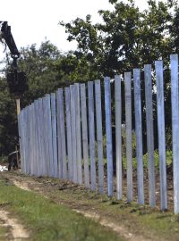 Plot na hranici se Srbskem uprchlíky zastavil. Maďarsko dokončuje druhý na hranici s Chorvatskem