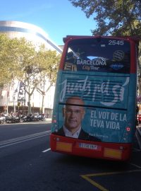 Katalánsko před hlasováním o nezávislosti. Na snímku autobus s agitačním plakátem