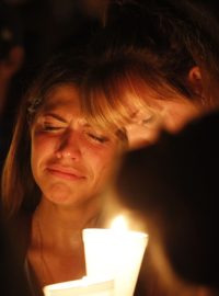 Pietu nad úmrtím studentů vyjádřili lidé na smuteční shromáždění v Roseburgu