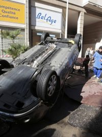 Převrácené auto po přívalových deštích v Cannes