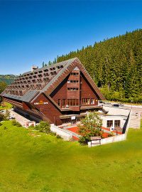 Při rozsáhlém požáru hotelu Junior v lyžařském středisku Jasná v Nízkých Tatrách na Slovensku zemřel jeden člověk