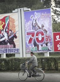 Plakáty připomínající 70. výročí založení Strany práce jsou v Pchjongjangu vidět na každém kroku
