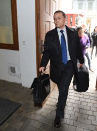 Žalobce Vrchního státního zastupitelství Pavel Komár vchází do domu Ivana Langera v centru Olomouce