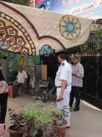 Volit chodí Egypťané do školních budov