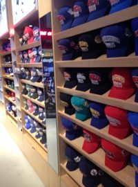 Oficiální fanshop na Manhattanu nabízí suvenýry všech týmů NHL