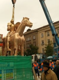 Vztyčení sochy Jošta Lucemburského na Moravském náměstí v Brně