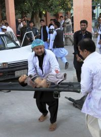 Záchranáři odnášejí do nemocnice dítě, které bylo zraněno při zemětřesení v Jalalabádu v Afghánistánu