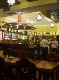 Restaurace Hoa Vien v Hanoji. Čepuje se v ní české pivo