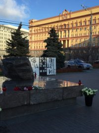 Před budovou bývalé KGB v Moskvě bylo veřejné čtení jmen obětí sovětských represí
