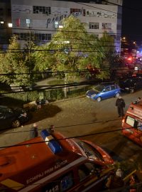 Záchranáři zasahovali po explozi a následném požáru v diskotéce v Bukurešti