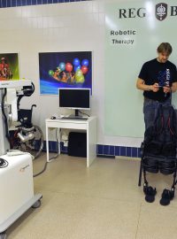 Robotický exoskeleton umožňuje vozíčkářům chodit