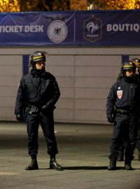 Policie u stadionu, kde se hrálo fotbalové utkání Francie-Německo