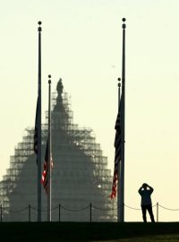 V americkém Washingtonu jsou kvůli útokům v Paříži staženy vlajky na půl žerdi