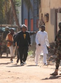 Vojáci před teroristy obsazeným hotelem v hlavním městě Mali Bamaku