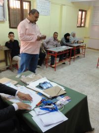Na každou volební místnost v Káhiře dohlíží soudce