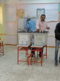 Voliči v Egyptě vybírají z individuálních kandidátů i politických stran