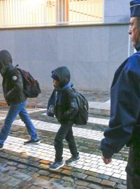 V Bruselu se znovu otevřely školy a školky. Děti chrání stovky policistů