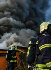 Hasiči u požáru v průmyslové zóně Vesecko v Turnově