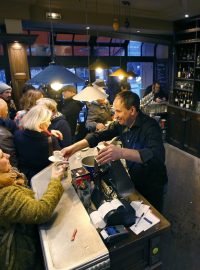 Pařížský bar A La Bonne Bière je od pátku opět plný hostů