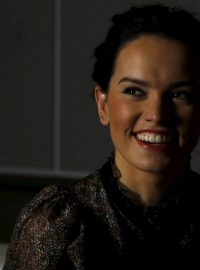Star Wars - Jednou z hlavních postav je Rey, hraje ji Daisy Ridleyová