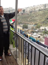 Aktivista Zuhajr Radžabí ukazuje z balkonu svého domu čtvrť Silwán