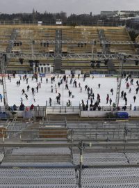 Dočasný zimní stadion za Lužánkami, kde se budou konat Hokejové hry, vyzkoušela veřejnost
