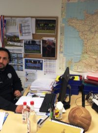 Dorostenecký trenér FC Tours Norre El Ouardani ve své kanceláři.JPG