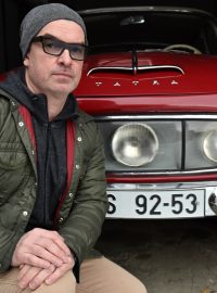 Architekt Michal Froněk a jeho červenobílá Tatra 603 - první typ, co se vyráběl do roku 1963