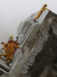 Záchranáři vysvobozují uvězněné lidi ze zřícených budov