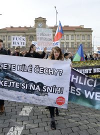 Demonstrace platformy Proti projevům nenávisti a Zleva proti xenofobii v Praze na Pohořelci