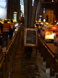 Pražští taxikáři blokují provoz na magistrále, kvůli cenám i &#039;nelegální konkurenci&#039;