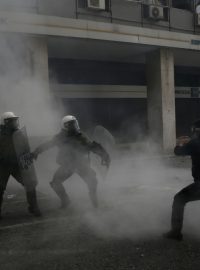 Policisté v Aténách použili proti protestujícím zemědělcům slzný plyn