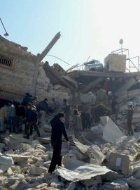 Nemocnici ležící u města Maara an-Numán zasáhly podle zdrojů Lékařů bez hranic čtyři útoky, které přišly těsně po sobě