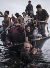 Migranti na lodi, snímek pro New York Times, který byl oceněný v rámci soutěže World Press Photo