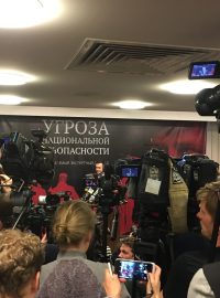 Na Jašinovu prezentaci přišla víc než stovka novinářů
