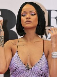 Zpěvačka Rihanna dorazila na Brit Awards 2016