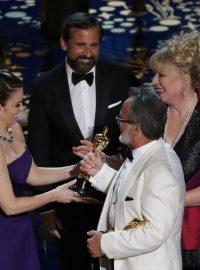 Oscar za nejlůepší výpravu patří Collinu Gibsonovi a Lisa Thompsonové za film Šílený Max: Zběsilá cesta